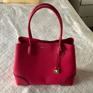 Michael Kors purse .Re-poshing/Beautiful spacious purse. small scubs